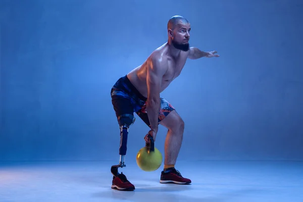 基于蓝色工作室背景孤立的运动员残疾人截肢者 — 图库照片