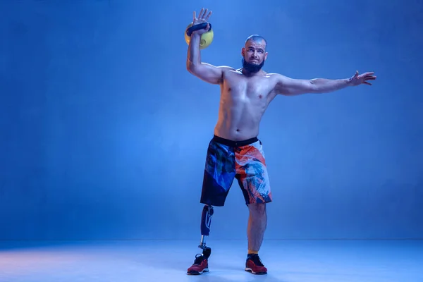 Atleta amputado discapacitado aislado en fondo azul estudio — Foto de Stock