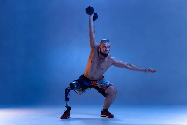 Atleta amputado discapacitado aislado en fondo azul estudio — Foto de Stock