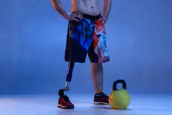 Atleta amputado discapacitado aislado en fondo azul estudio — Foto de Stock