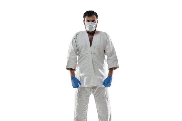 Sportsman en masque de protection, concept d'illustration de traitement coronavirus — Photo