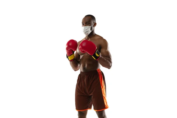 Человек в защитной маске, концепция лечения коронавирусом — стоковое фото
