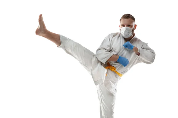 보호용 마스크를 착용 한 스포츠맨 코로나 바이러스 치료 개념 — 스톡 사진