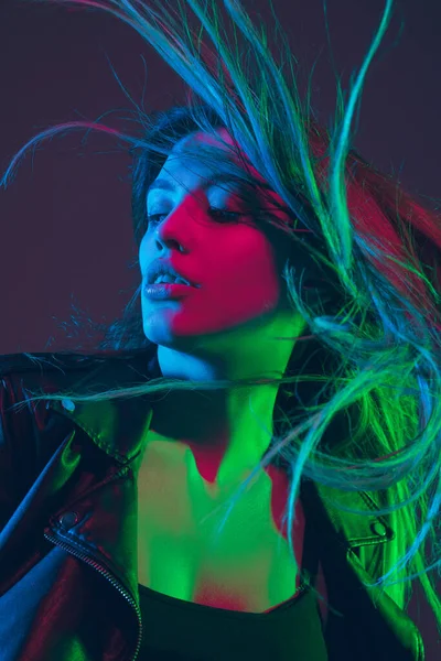 Retrato de mulheres bonitas com cabelo soprando no fundo escuro estúdio em luz de néon colorido — Fotografia de Stock