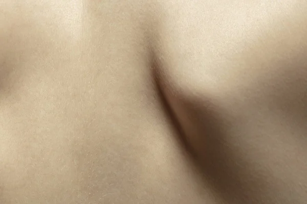 Konsistens av mänsklig hud. Närbild av välskötta kaukasiska människokroppen — Stockfoto