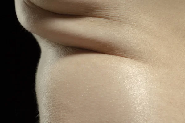 Konsistens av mänsklig hud. Närbild av välskötta kaukasiska människokroppen — Stockfoto