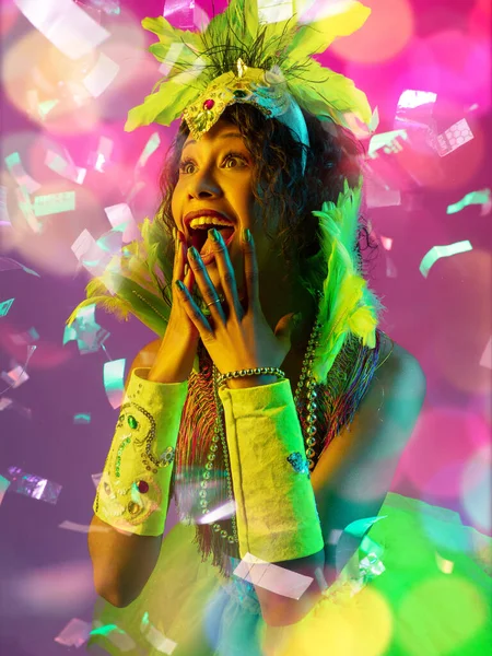 Mulher bonita no carnaval e mascarada traje em luzes de néon coloridas no fundo gradiente em voando confete — Fotografia de Stock