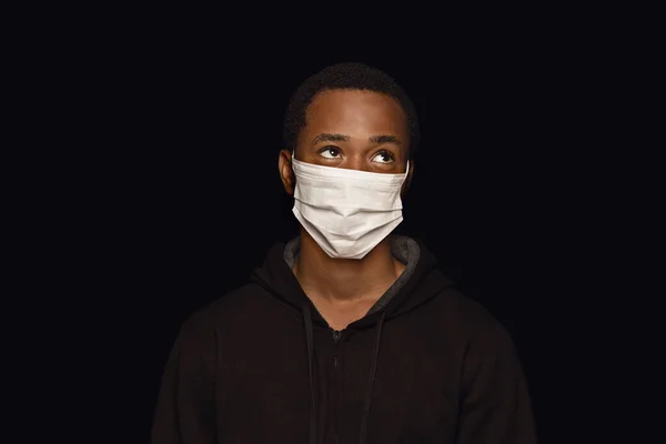 Koruyucu maskeli adam, koronavirüs önleme, koruma konsepti — Stok fotoğraf