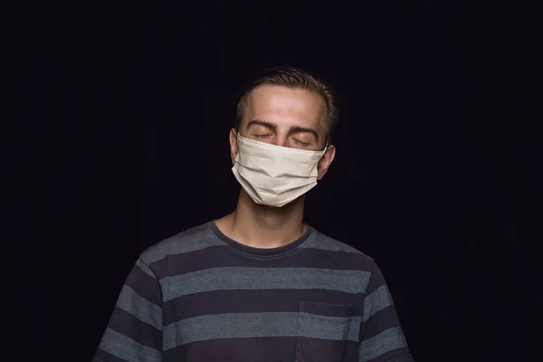 Uomo in maschera protettiva, prevenzione coronavirus, concetto di protezione — Foto Stock