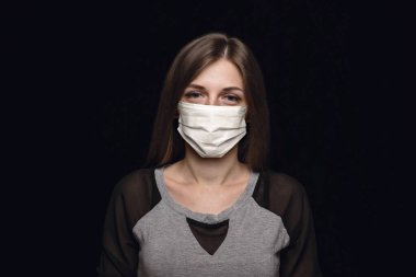 Koruyucu maskeli kadın, koronavirüs önleme, koruma konsepti
