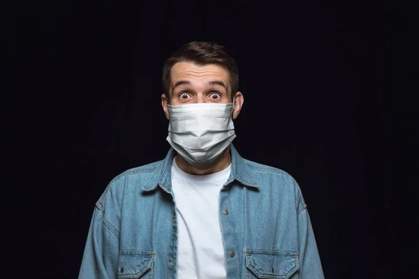 Hombre con máscara protectora, prevención del coronavirus, concepto de protección — Foto de Stock