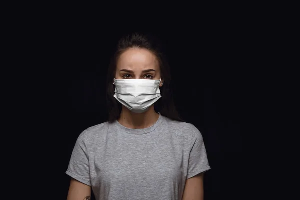 Mulher em máscara protetora, prevenção de coronavírus, conceito de proteção — Fotografia de Stock