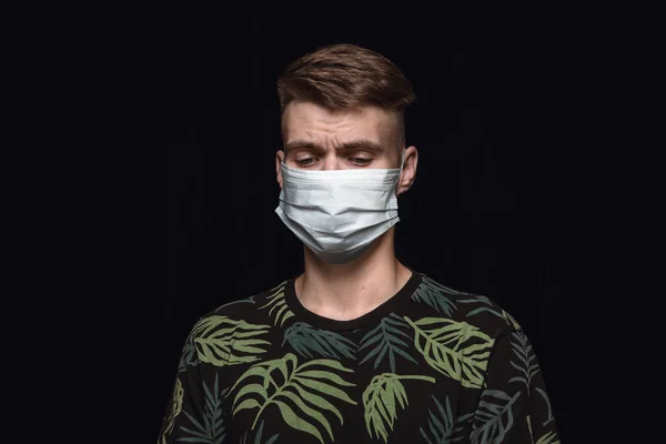 Mann mit Schutzmaske, Coronavirus-Prävention, Schutzkonzept — Stockfoto