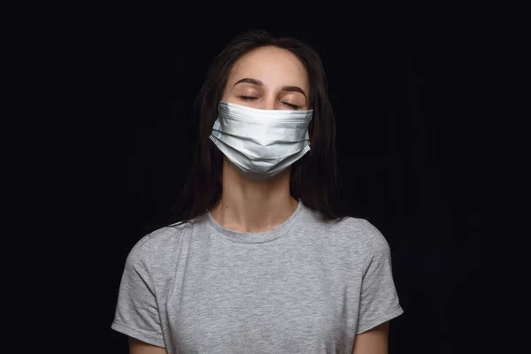 Mujer con máscara protectora, prevención del coronavirus, concepto de protección — Foto de Stock