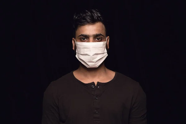 Människa i skyddsmask, förebyggande av koronavirus, skyddskoncept — Stockfoto