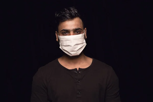 Människa i skyddsmask, förebyggande av koronavirus, skyddskoncept — Stockfoto