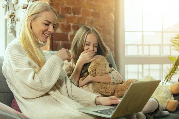 Lycklig kärleksfull familj, mor och dotter umgås hemma — Stockfoto