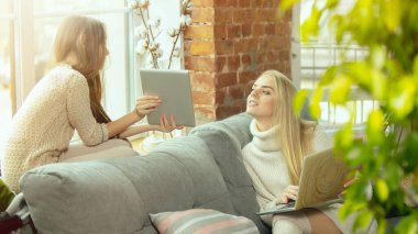 Mutlu bir aile, anne ve kız evde birlikte vakit geçiriyorlar.