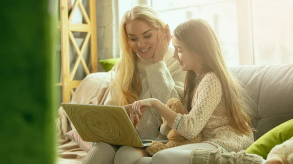 Lycklig kärleksfull familj, mor och dotter umgås hemma — Stockfoto