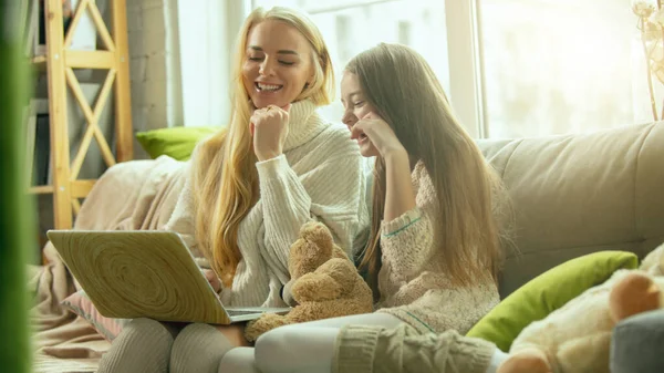 Lycklig kärleksfull familj, mor och dotter umgås hemma — Stockfoto