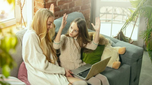 Lycklig kärleksfull familj, mor och dotter umgås hemma — Stockfoto