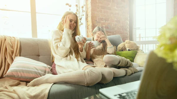 Felice famiglia amorevole, madre e figlia trascorrere del tempo insieme a casa — Foto Stock