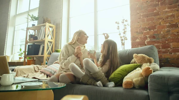 Boldog szerető család, anya és lánya együtt töltik az időt otthon — Stock Fotó