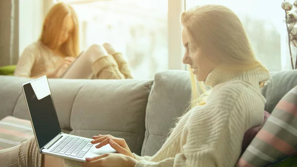 Felice famiglia amorevole, madre e figlia trascorrere del tempo insieme a casa — Foto Stock