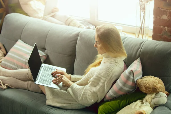 Felice famiglia amorevole, madre e figlia trascorrere del tempo insieme a casa — Foto Stock