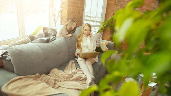 Lycklig kärleksfull familj, mor och dotter umgås hemma — Stockfoto