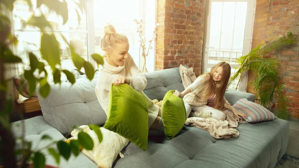 Heureuse famille aimante, mère et fille passant du temps ensemble à la maison — Photo