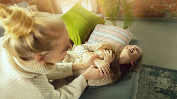 Feliz família amorosa, mãe e filha passando tempo juntos em casa — Fotografia de Stock