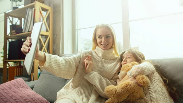 Boldog szerető család, anya és lánya együtt töltik az időt otthon — Stock Fotó