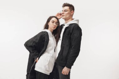 Beyaz stüdyo arka planında izole edilmiş moda bir çift.