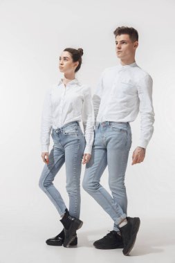 Beyaz stüdyo arka planında izole edilmiş moda bir çift.
