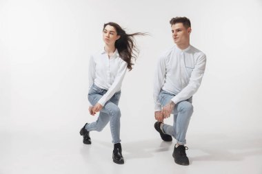 Beyaz stüdyo arka planında izole edilmiş moda bir çift.