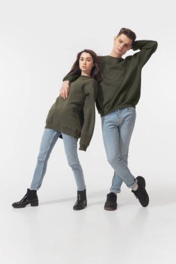 Beyaz stüdyo arka planında izole edilmiş moda bir çift.