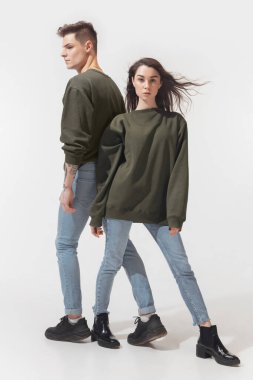 Beyaz stüdyo arka planında izole edilmiş moda bir çift.