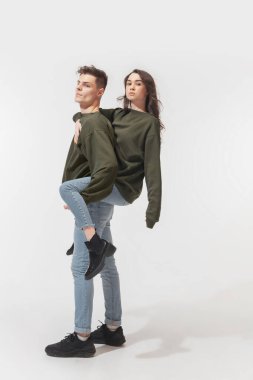 Beyaz stüdyo arka planında izole edilmiş moda bir çift.