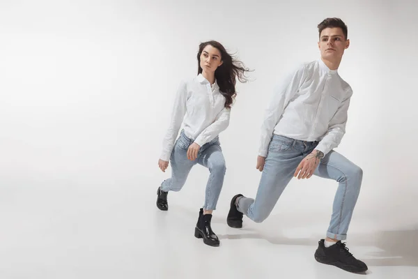 Pareja de moda de moda aislado en fondo blanco estudio — Foto de Stock