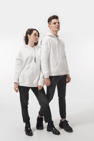 Модна модна пара ізольована на білому фоні студії — стокове фото