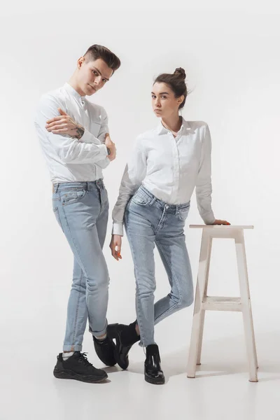 Модна модна пара ізольована на білому фоні студії — стокове фото