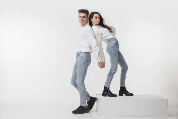 Mode couple à la mode isolé sur fond de studio blanc — Photo