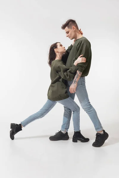 Mode couple à la mode isolé sur fond de studio blanc — Photo