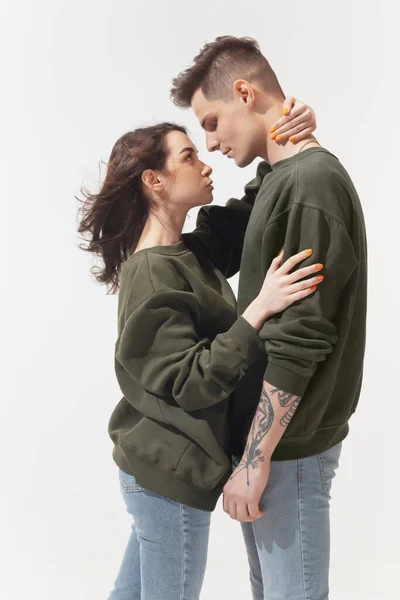 Mode couple à la mode isolé sur fond de studio blanc — Photo