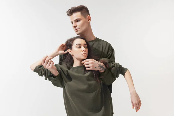 Pareja de moda de moda aislado en fondo blanco estudio — Foto de Stock