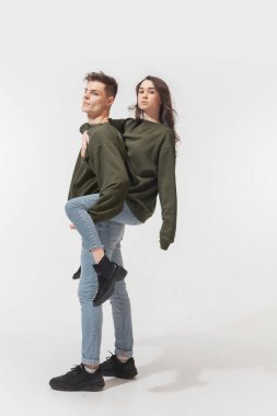 Beyaz stüdyo arka planında izole edilmiş moda bir çift.