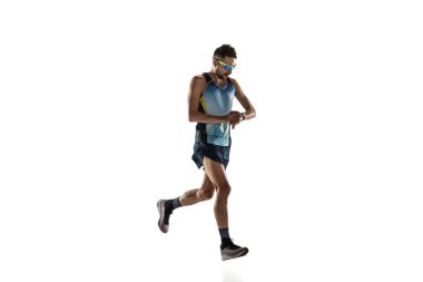 Beyaz stüdyo arka planında tek başına koşan triatlon erkek sporcusu
