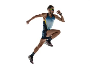 Beyaz stüdyo arka planında tek başına koşan triatlon erkek sporcusu