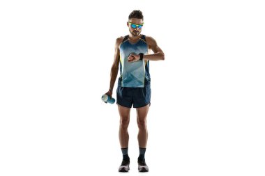 Beyaz stüdyo arka planında tek başına koşan triatlon erkek sporcusu